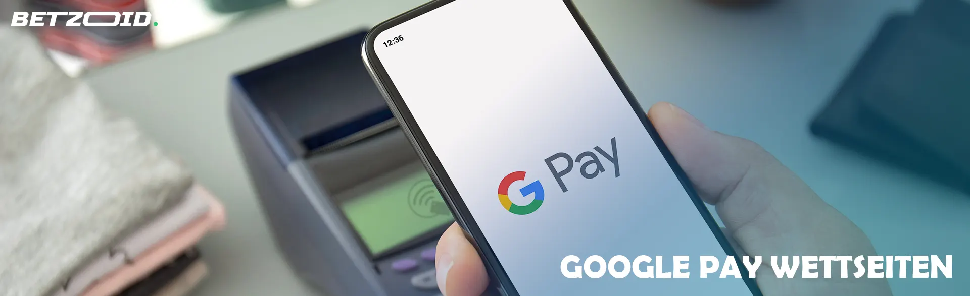 Smartphone mit Google Pay in der Nähe des Terminals.