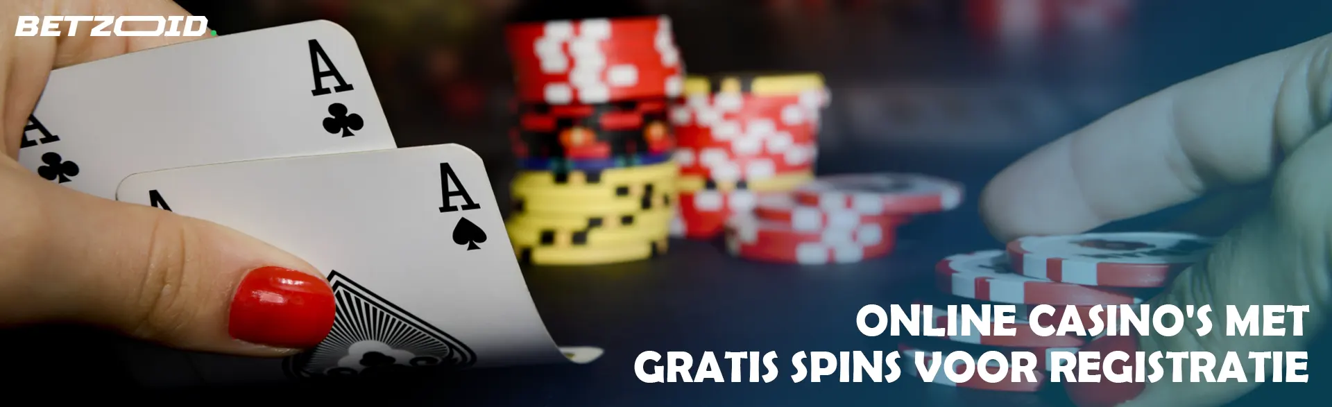 Een speler houdt zijn kaarten tegen een achtergrond van casinofiches.