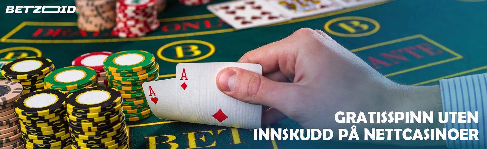 Spilleren holder kortene ved siden av kasinosjetonger.