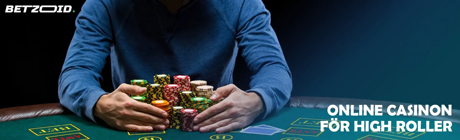 En spelare håller marker vid ett kasinobord.