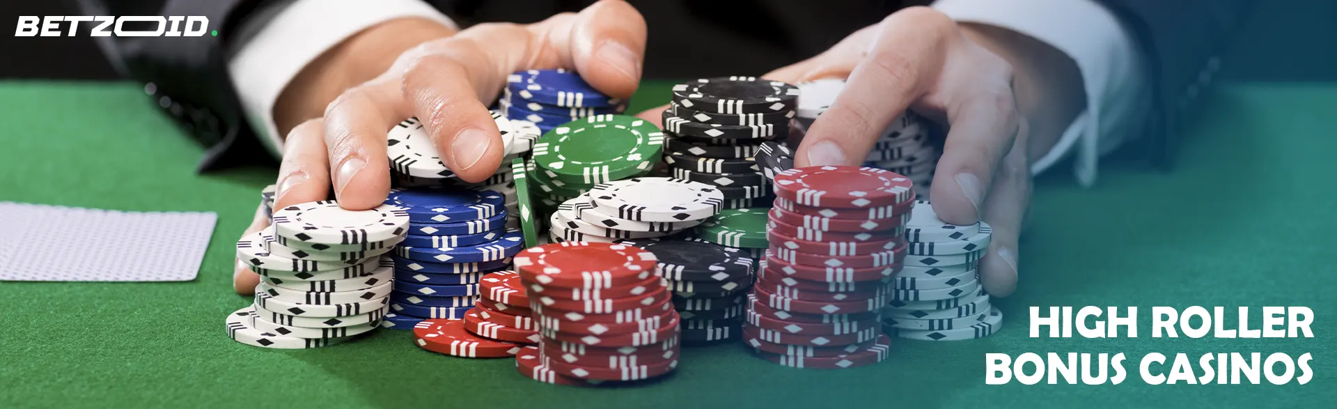 Ein Spieler hält einen Stapel Chips auf einem Casinotisch.