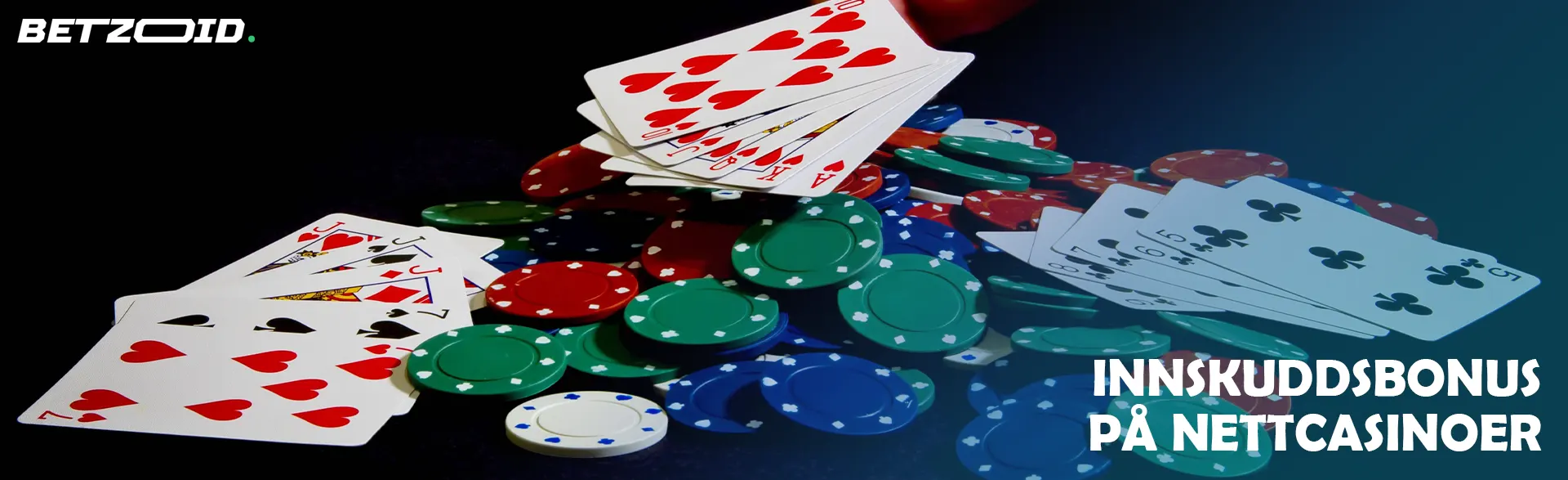 Kasinokort og sjetonger på en mørk bakgrunn.