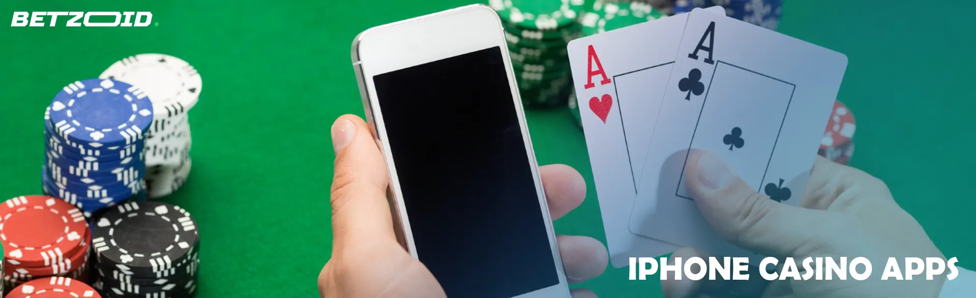 Spieler hält iPhone und Karten auf Casino-Chips-Hintergrund.