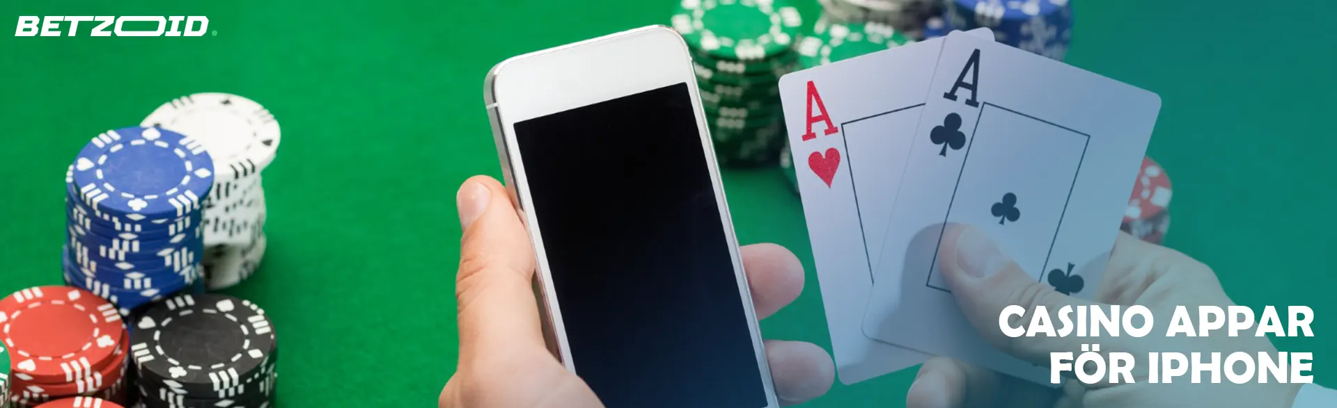 En spelare håller kort och en iPhone bredvid kasinomarker.