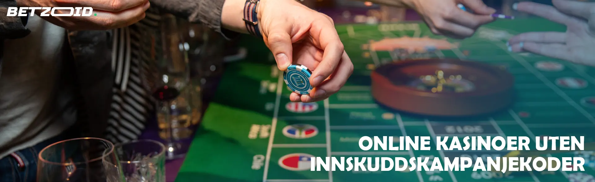 En spiller holder sjetonger over et rulettbord.