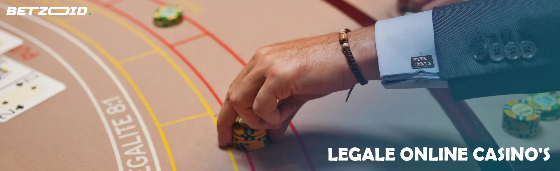 Een speler plaatst fiches op de casinotafel.