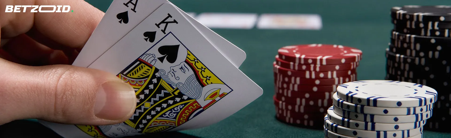 Der Spieler hält Karten neben Casino-Chips.
