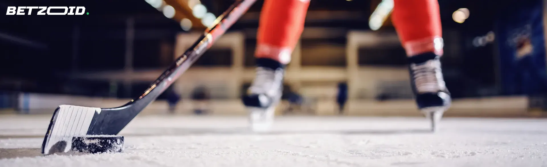 Eishockeyspieler mit Schläger auf dem Eis.