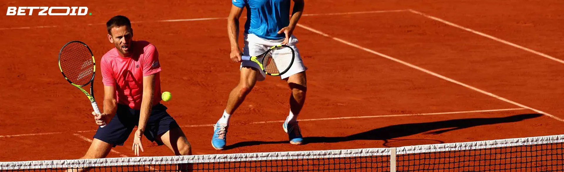 Tennisspillere i aksjon under en kamp.