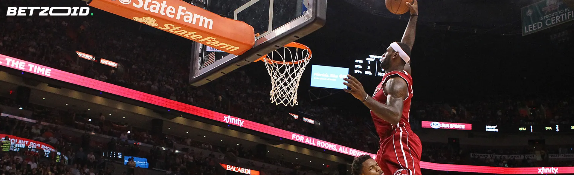 En basketspelare försöker kasta bollen i korgen.