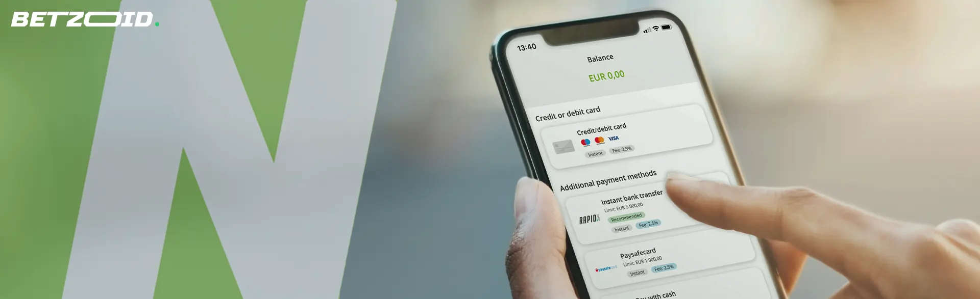 Eine Person hält ein Smartphone mit einem Neteller-Guthaben.