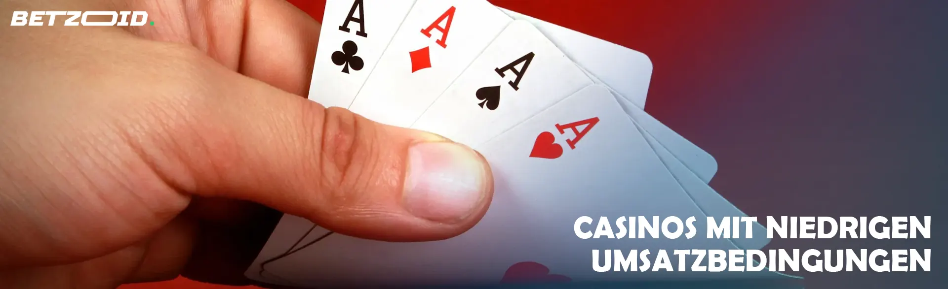 Spieler hält Karten auf rotem Hintergrund.