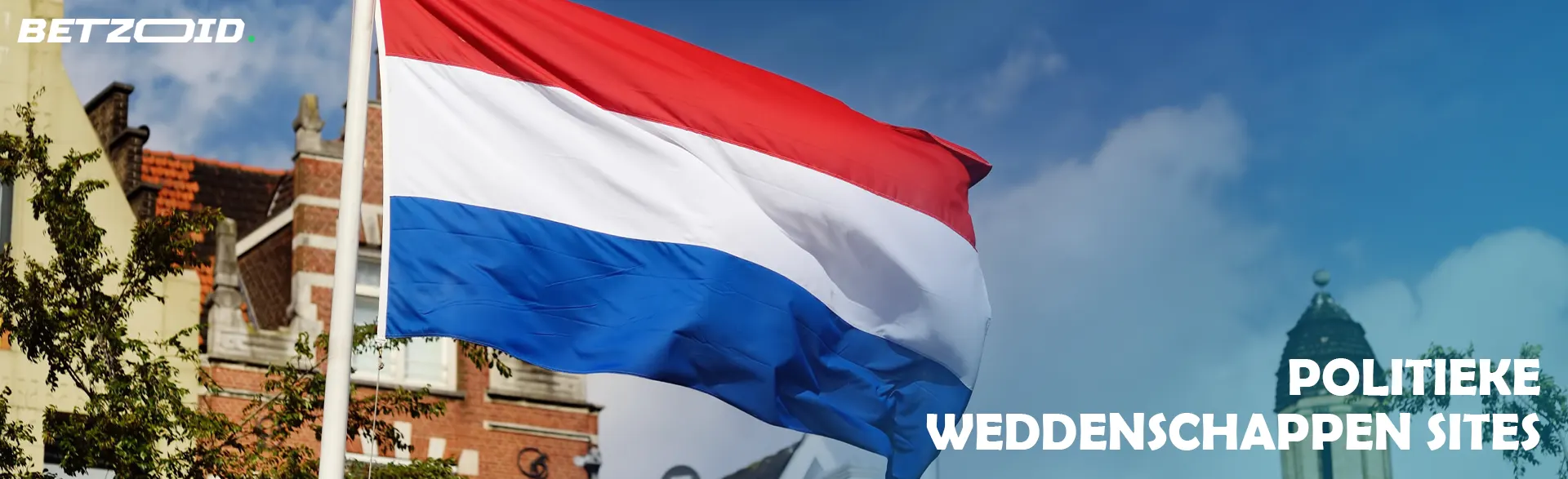 De vlag van Nederland tegen een achtergrond van gebouwen.
