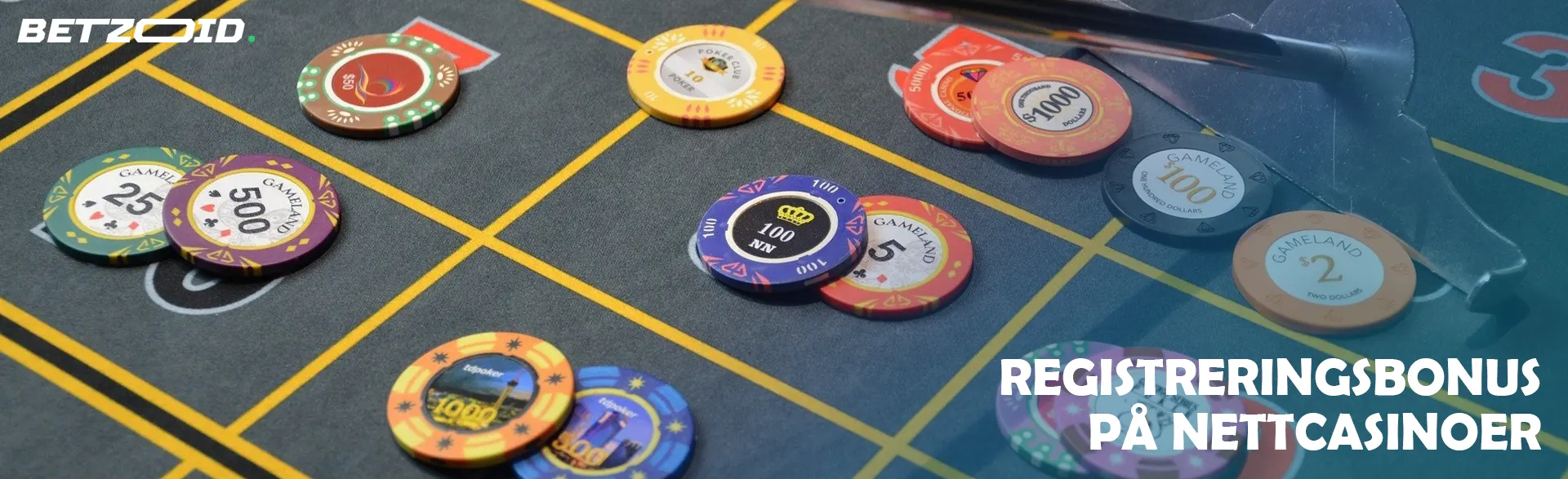 Flerfargede sjetonger på et kasinobord.