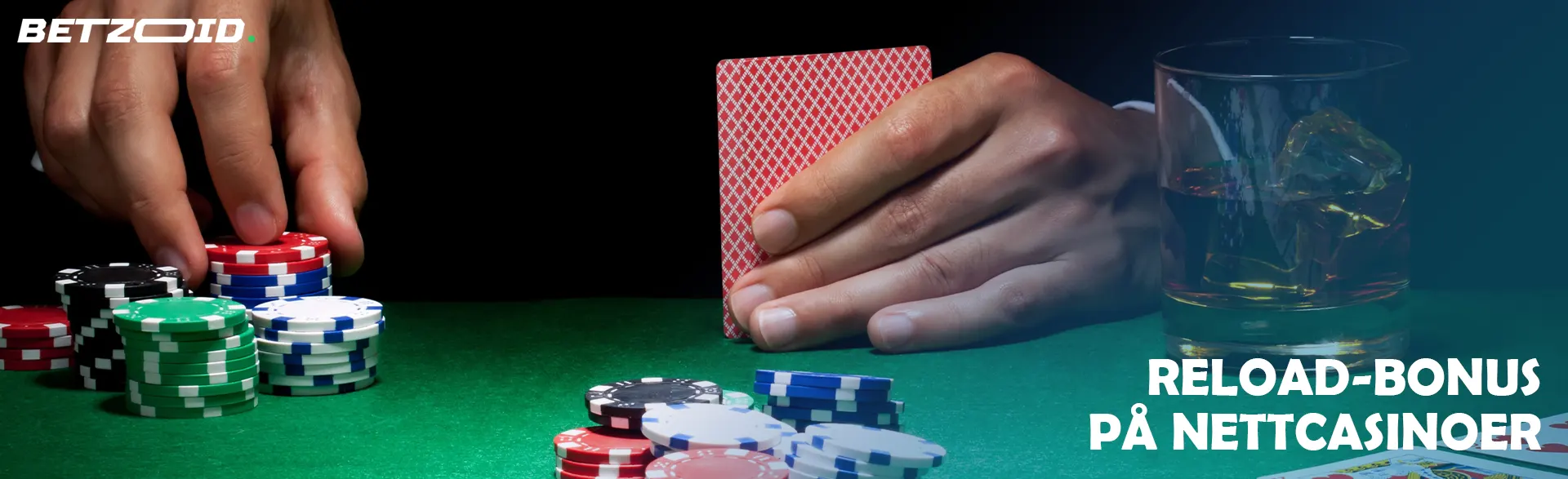 En spiller holder kort ved siden av kasinosjetonger og en drink i et glass.