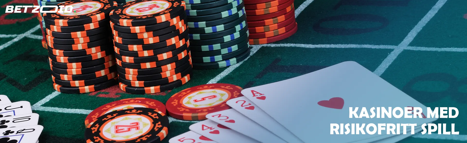 Kort og sjetonger på et kasinobord.