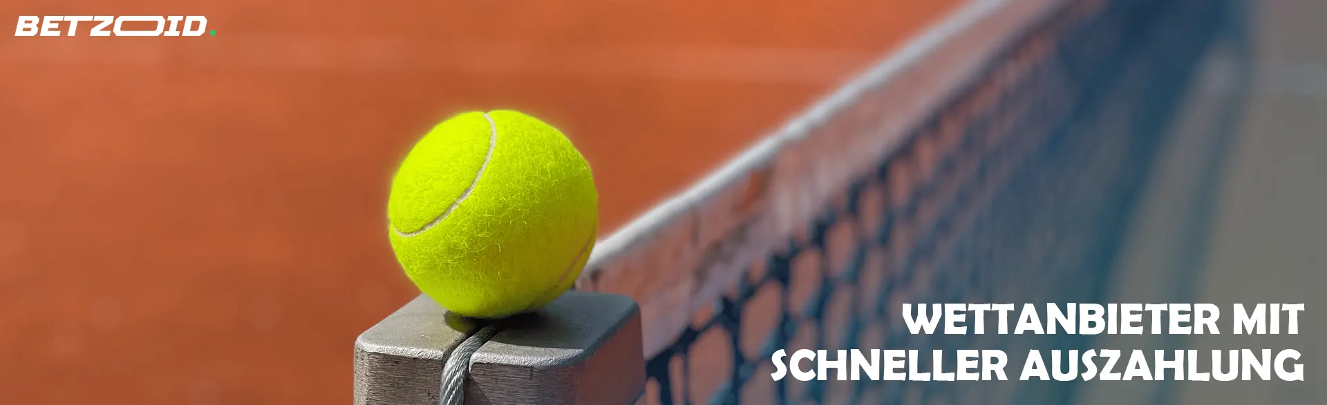 Der Tennisball liegt auf dem Netz.