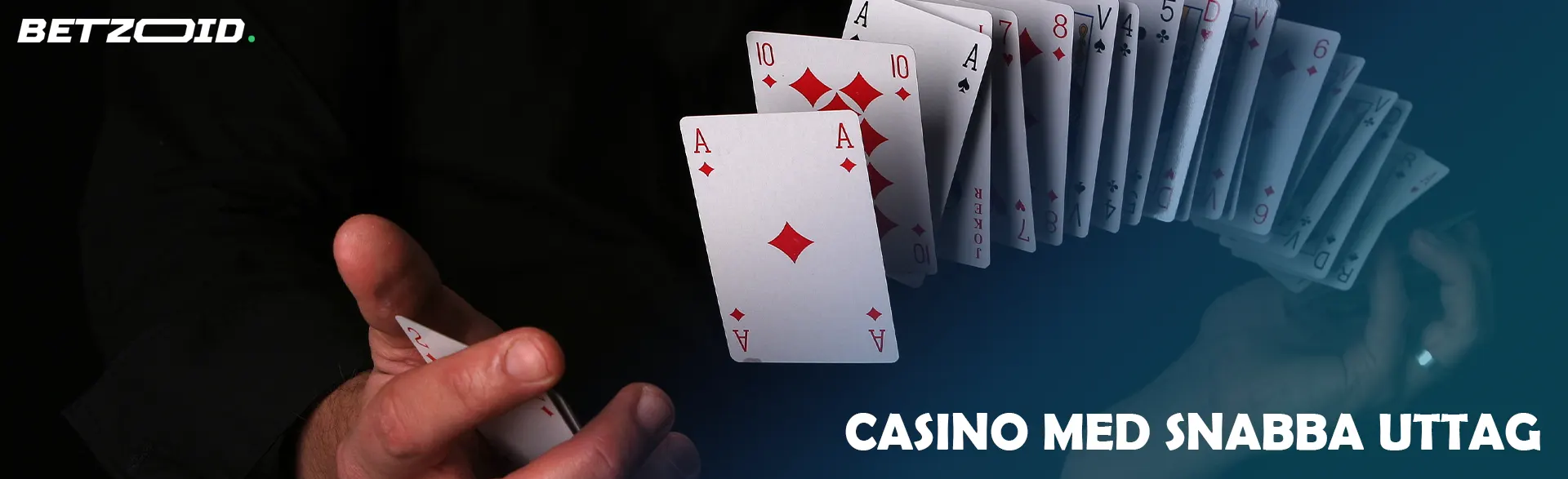 En man blandar kort mot en mörk bakgrund.