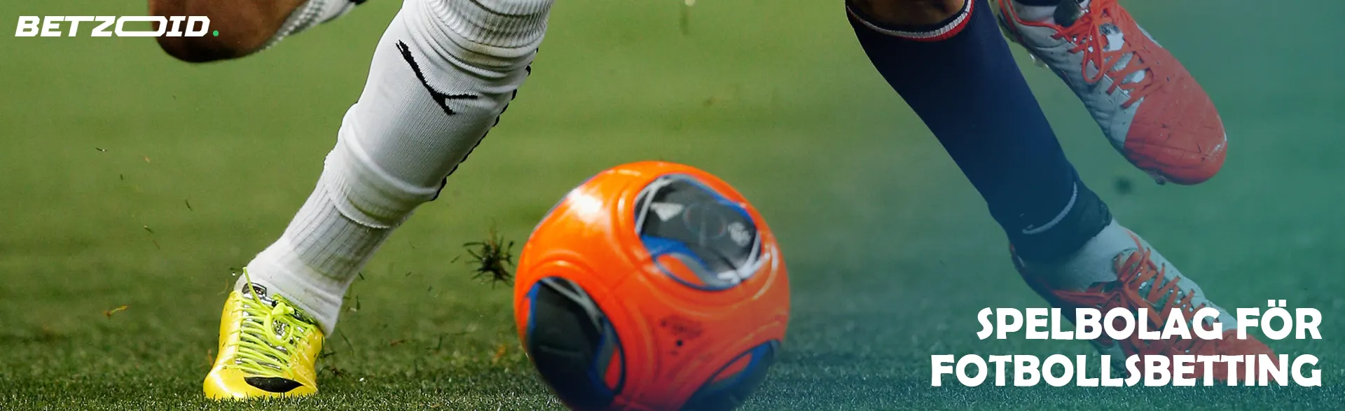 Fotbollsspelare slåss om bollen under en match.