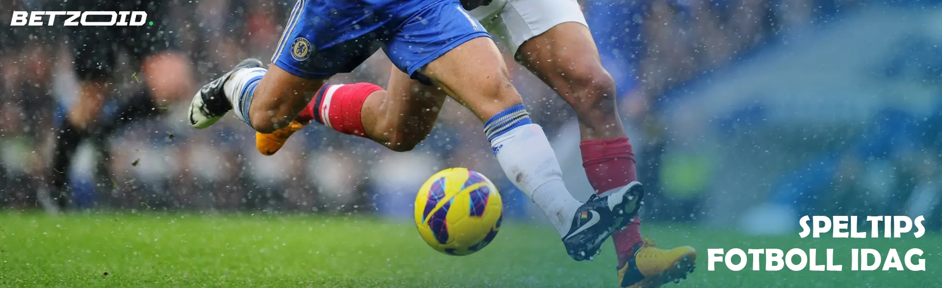 Fotbollsspelare slåss om bollen under en match.