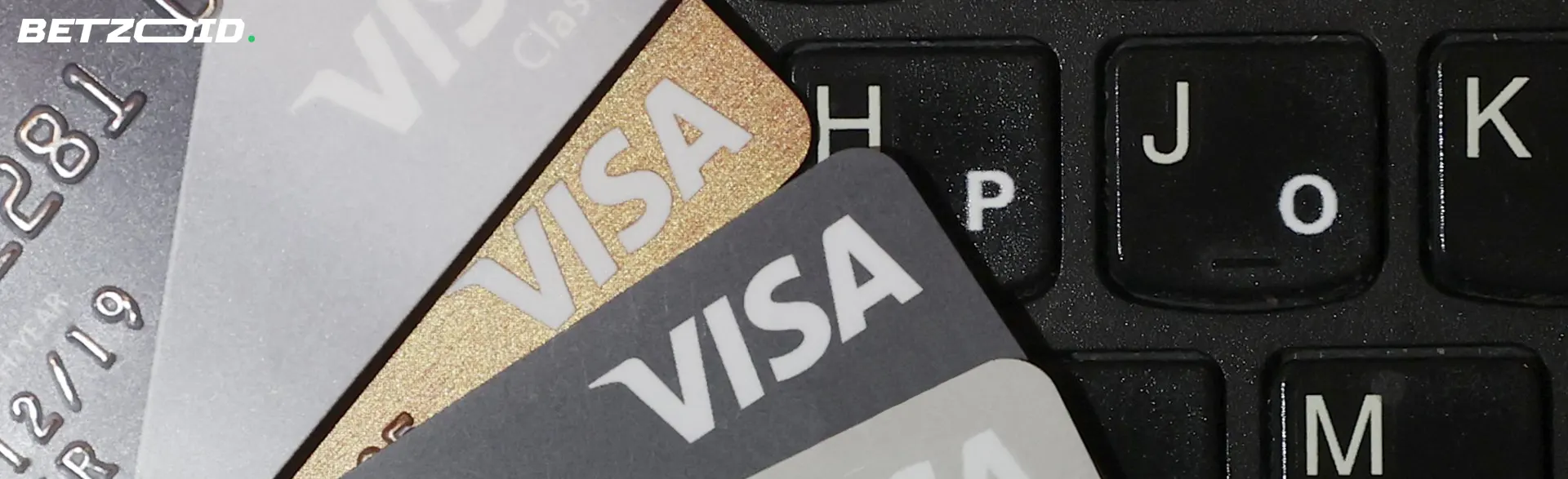 Visa-korten ligger på tangentbordet.