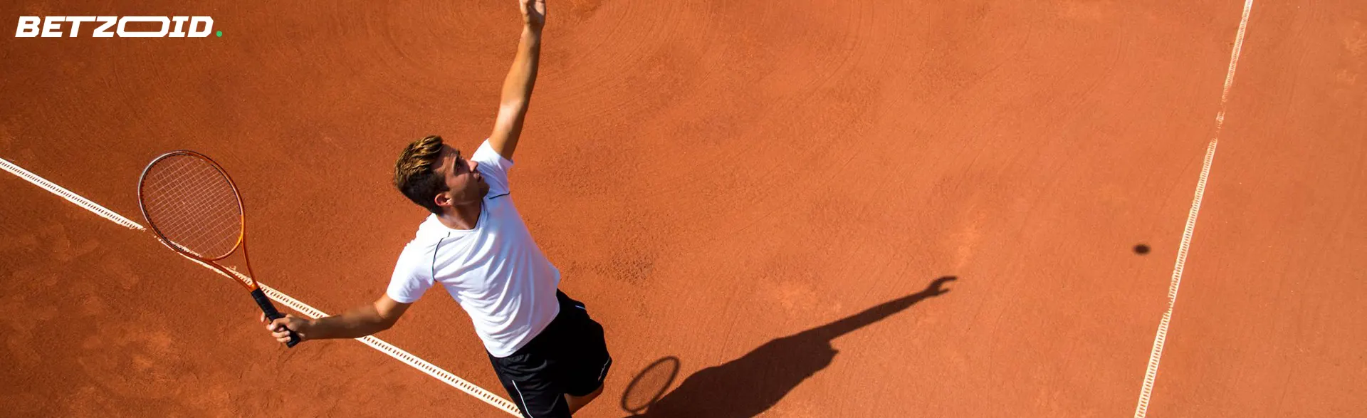 Een tennisser probeert de bal te slaan.