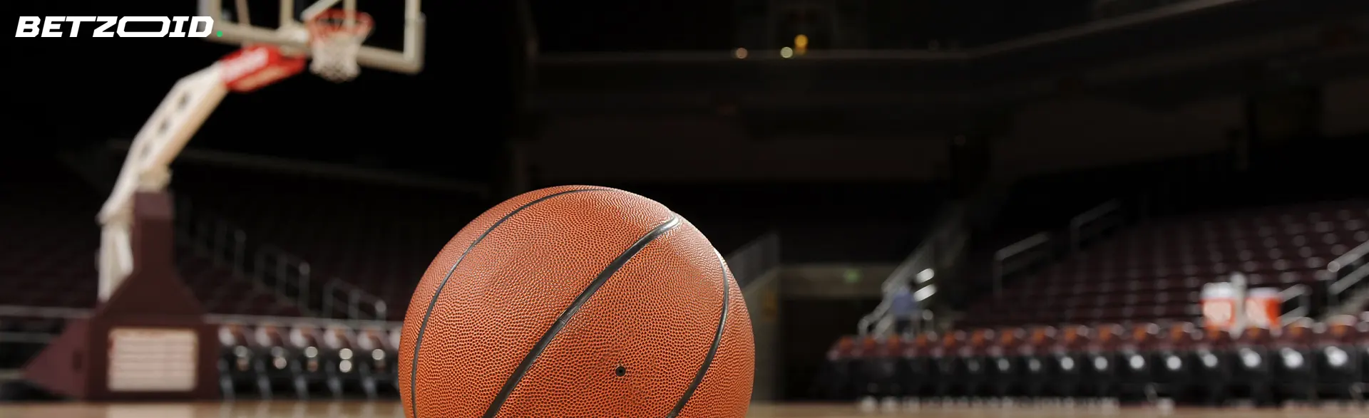 Basketbalbal op de achtergrond van het veld.