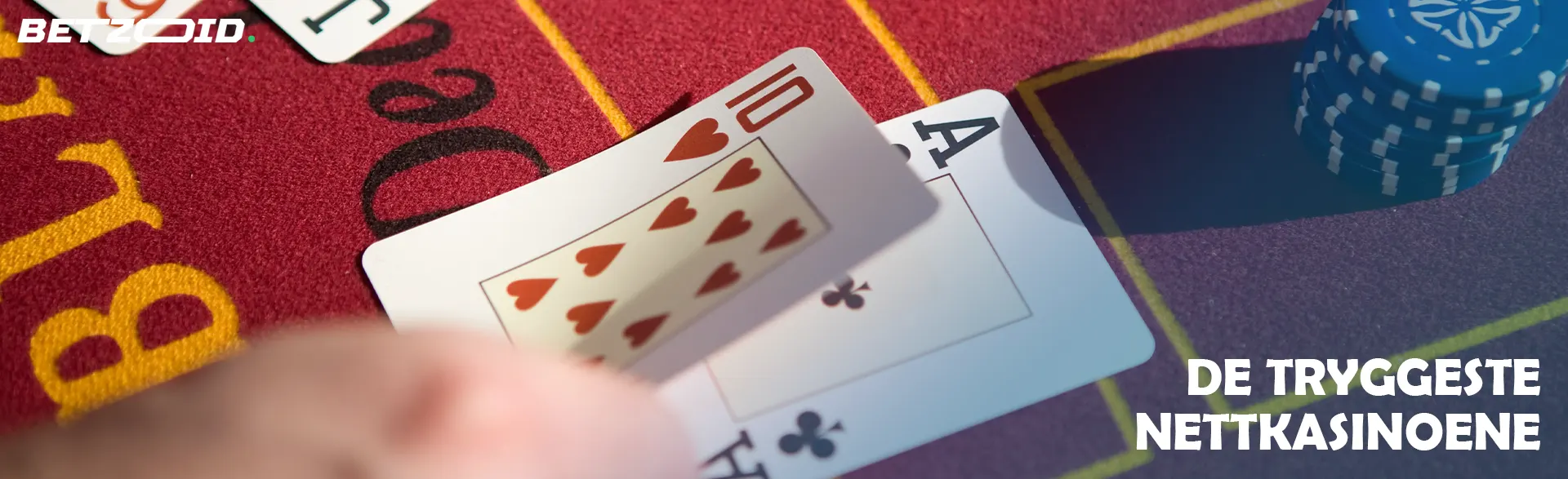 Spilleren plasserer kortene på kasinobordet.