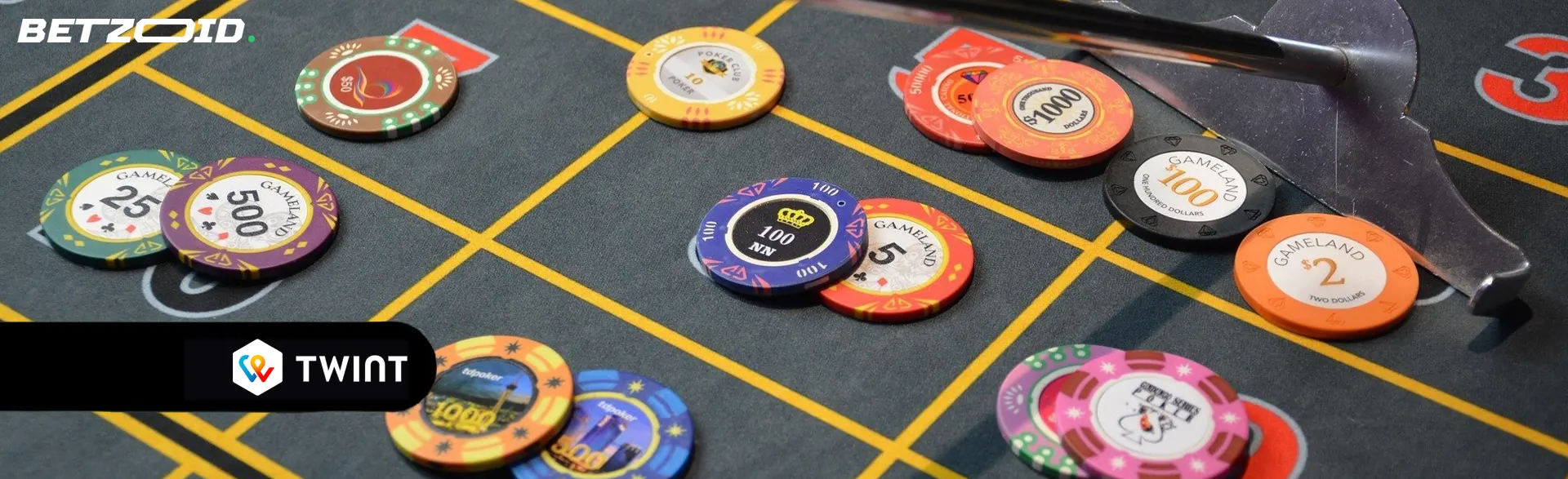 Mehrfarbige Chips auf einem Casinotisch.