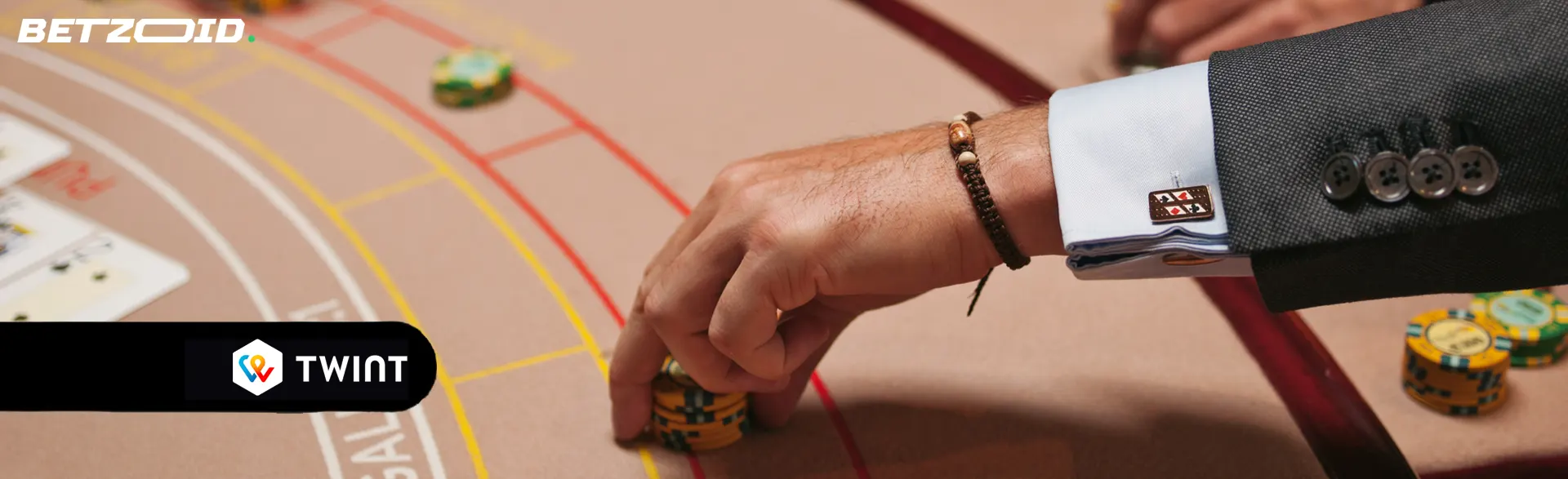 Ein Spieler legt Chips auf den Casinotisch.