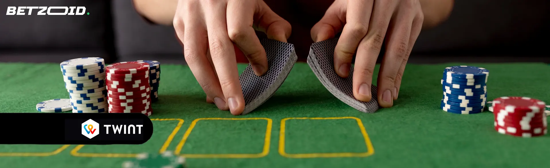 Ein Spieler mischt Karten auf einem Casinotisch.