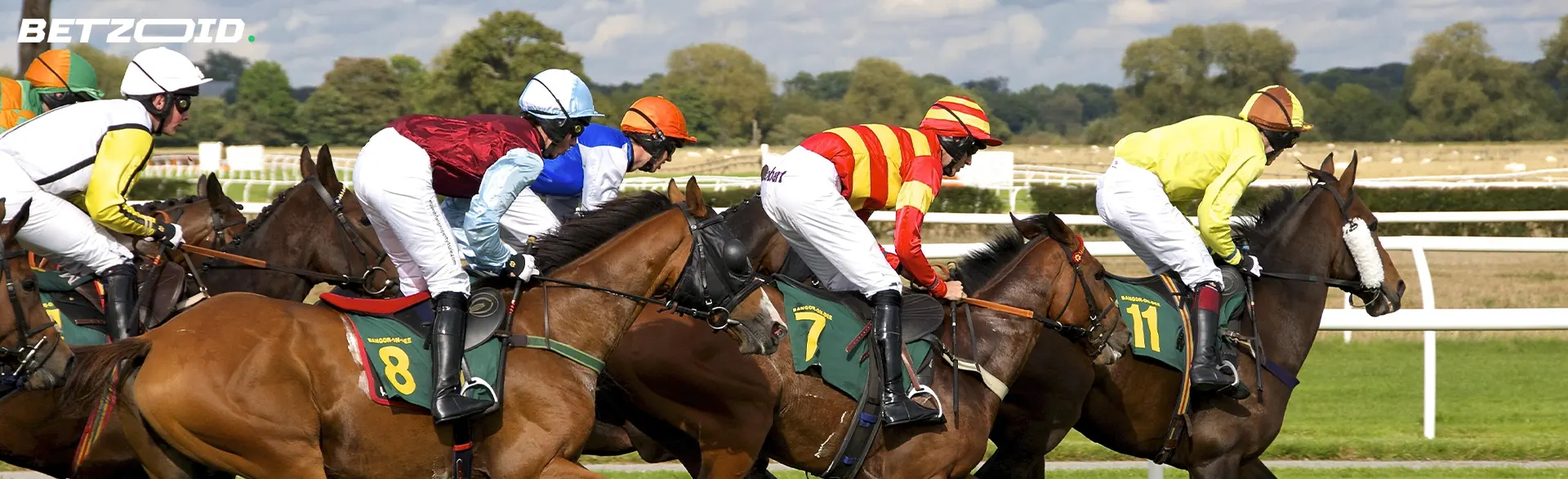 Jockeys på hästar under ett lopp.