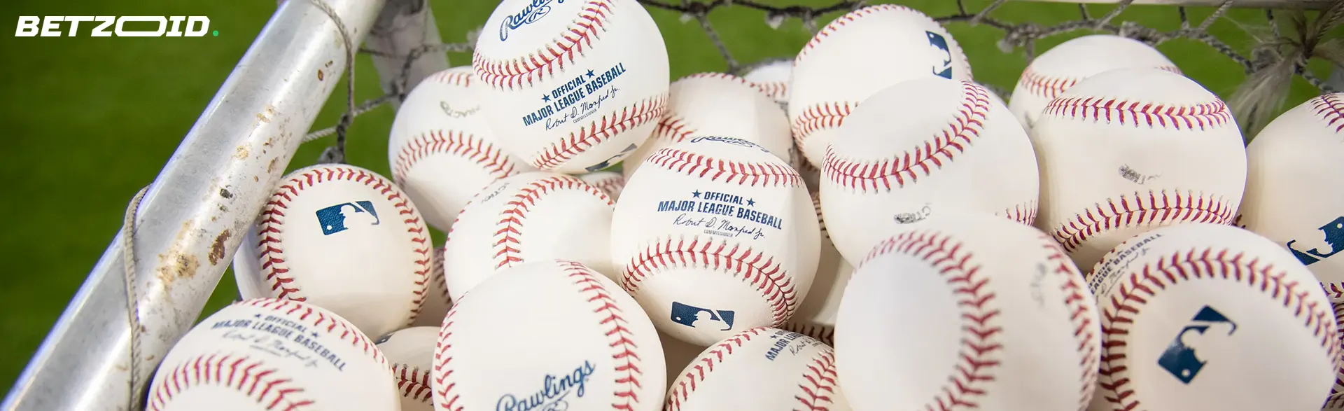 Een stapel honkballen.