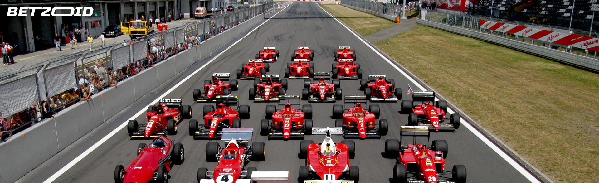 Op de baan staan ​​raceauto's geparkeerd.