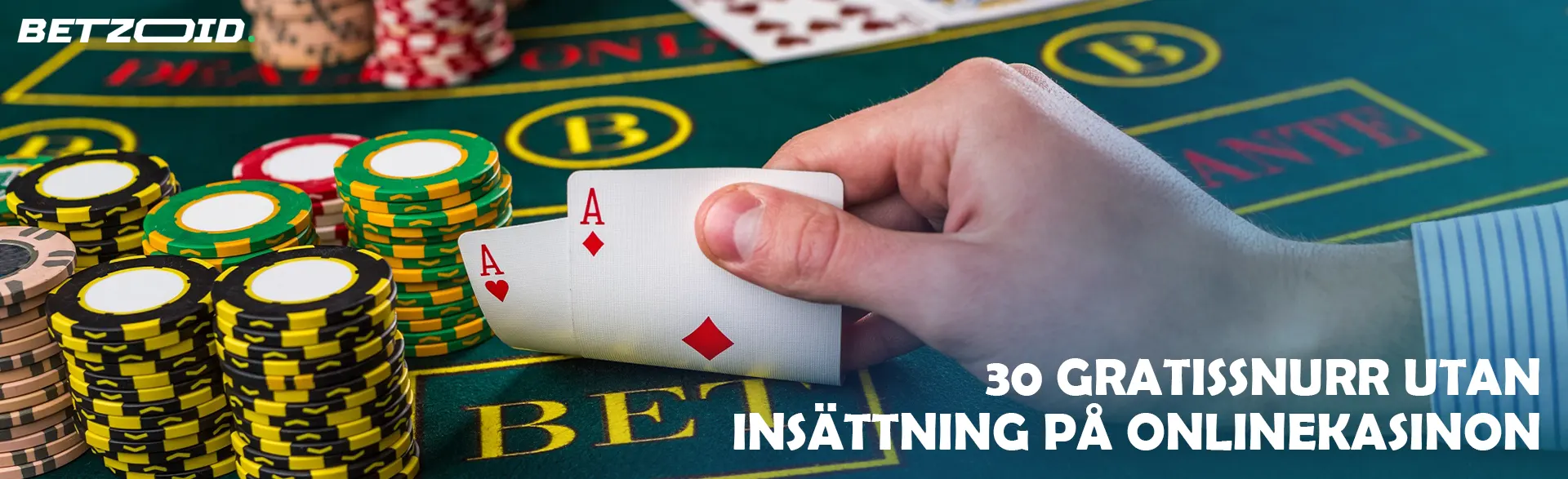 Spelaren håller kort bredvid kasinomarker.