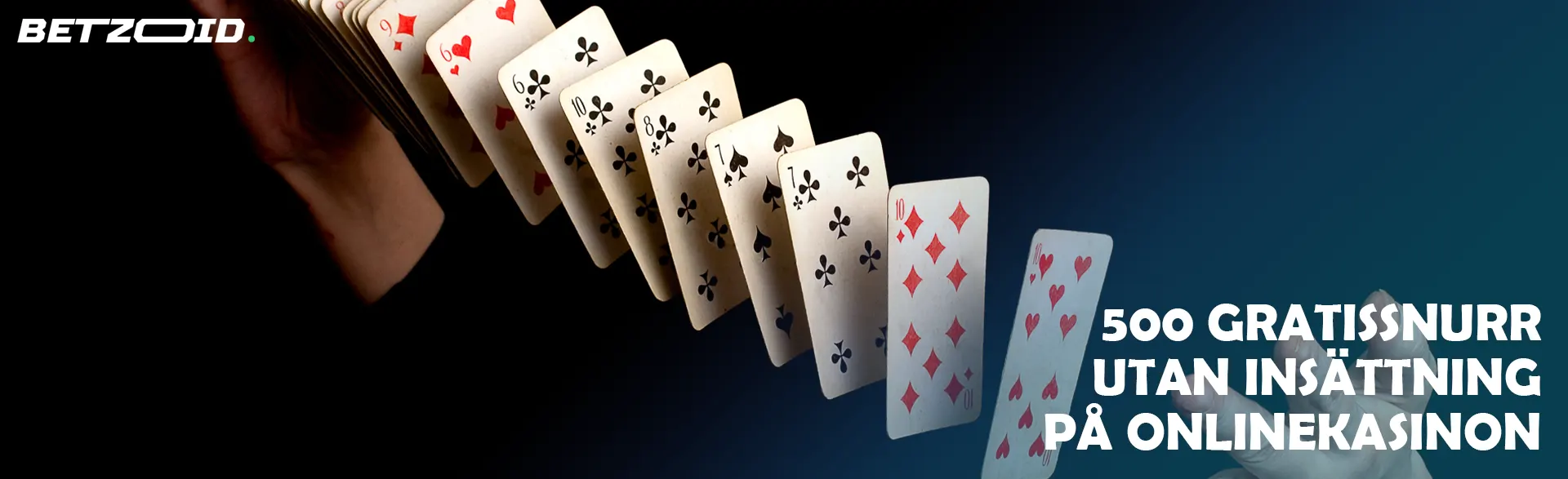 En man blandar kort mot en mörk bakgrund.