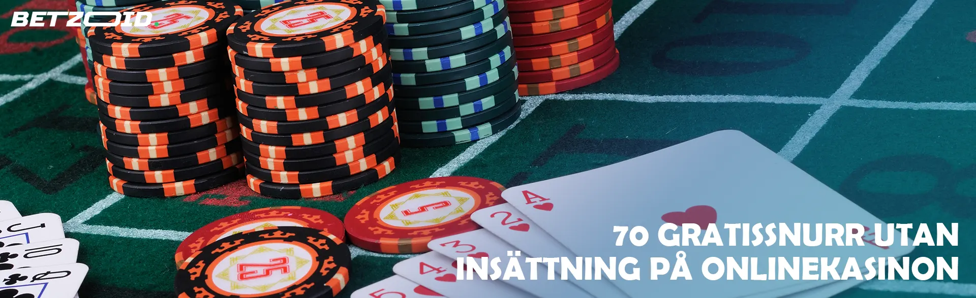 Kort och marker på ett kasinobord.