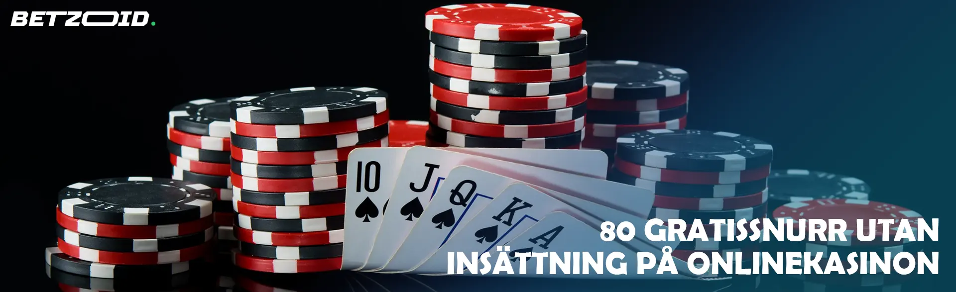 Högar av kasinomarker och kort på en mörk bakgrund.