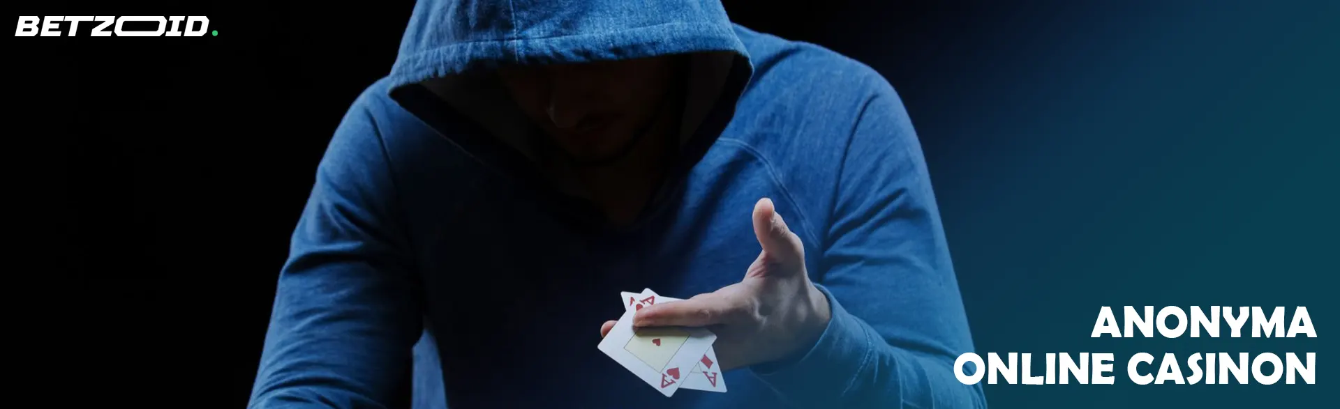 En spelare med huva håller i kort.