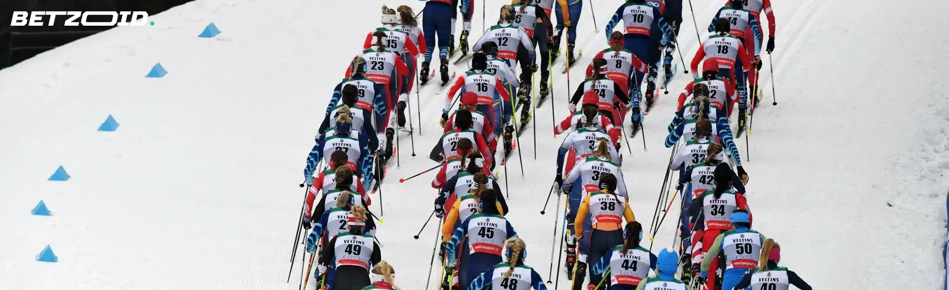 Grupp skidåkare på en snöig backe.