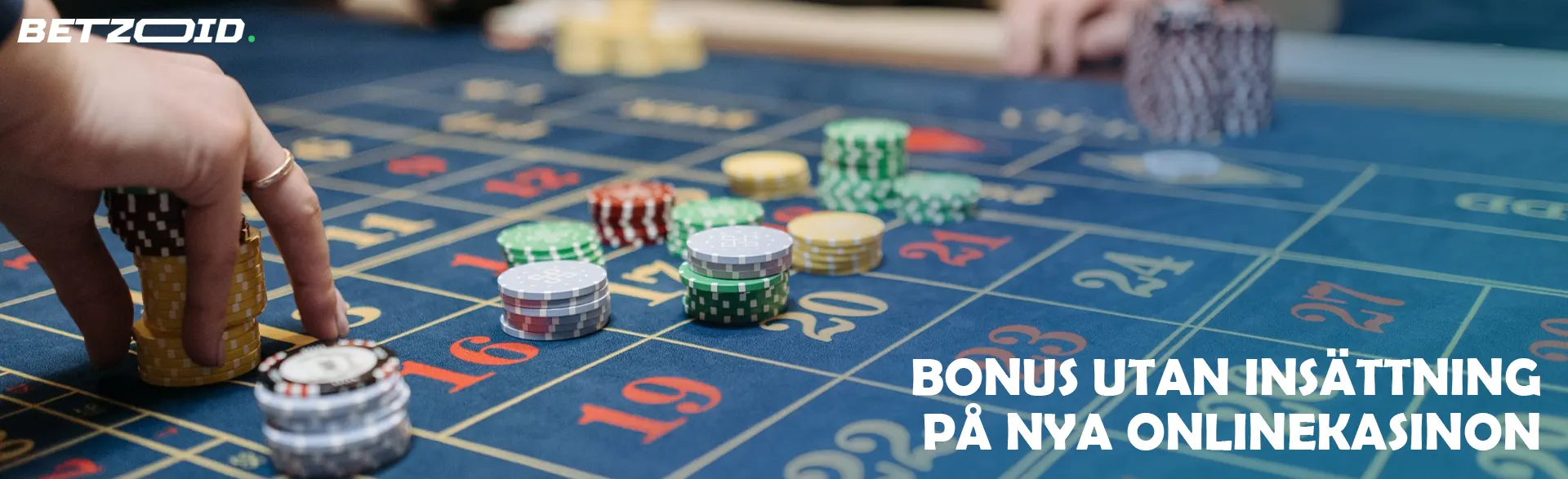 En spelare placerar marker på kasinobordet.