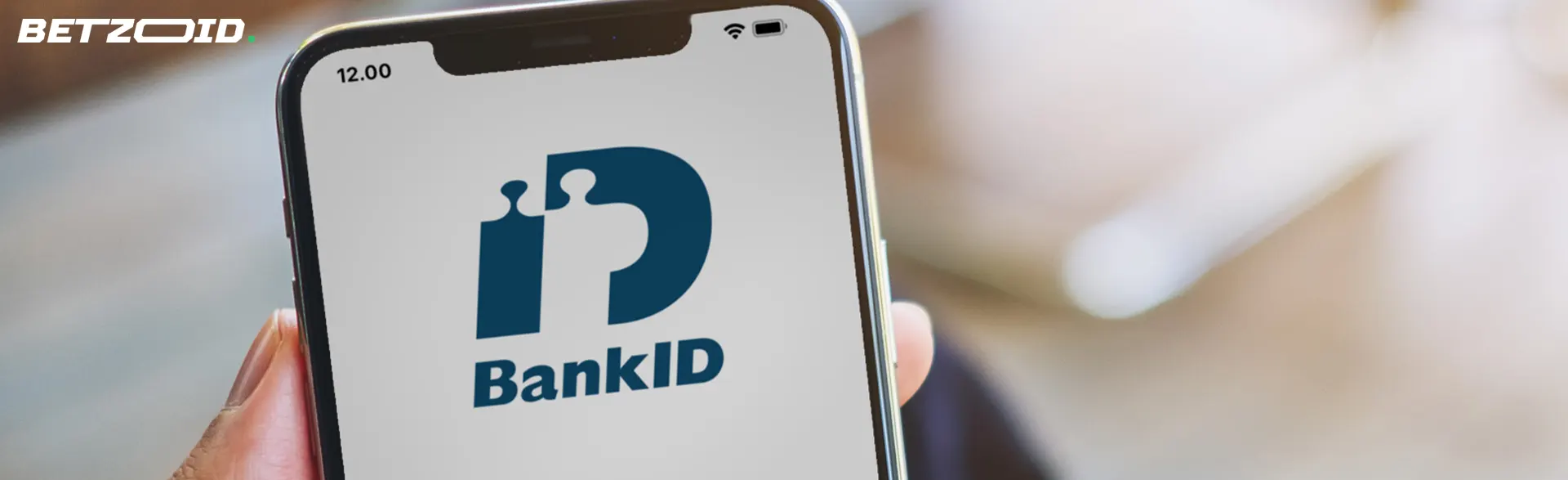 En person håller en smartphone med BankID-logotypen.