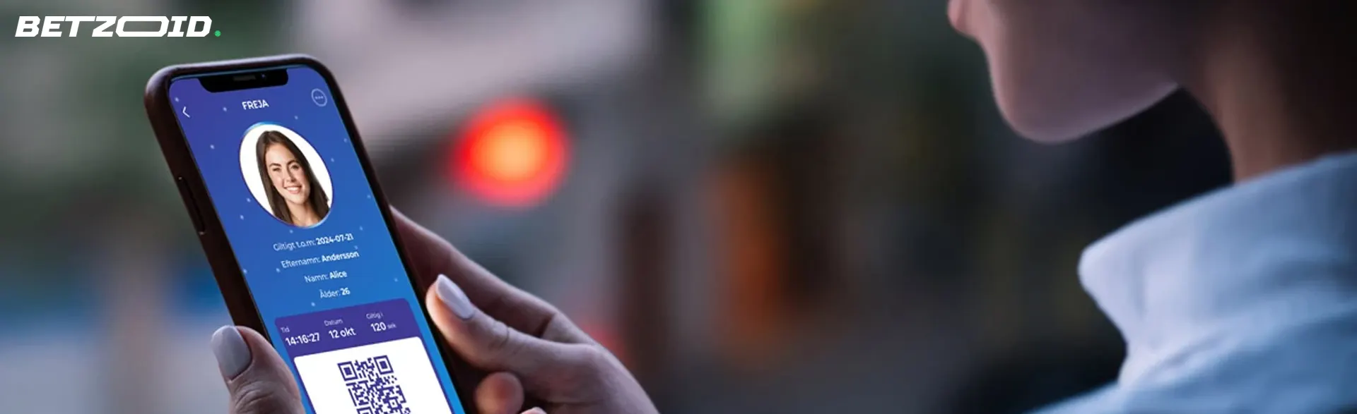 En kvinna tittar på Freja eID-appen på sin smartphone.