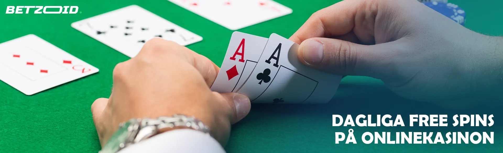 Kort i händerna på en spelare mot bakgrund av ett kasinobord.