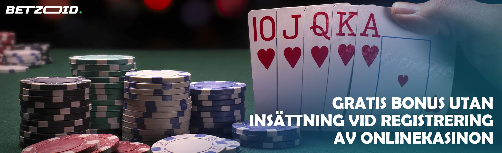 Spelaren håller kort bredvid kasinomarker.