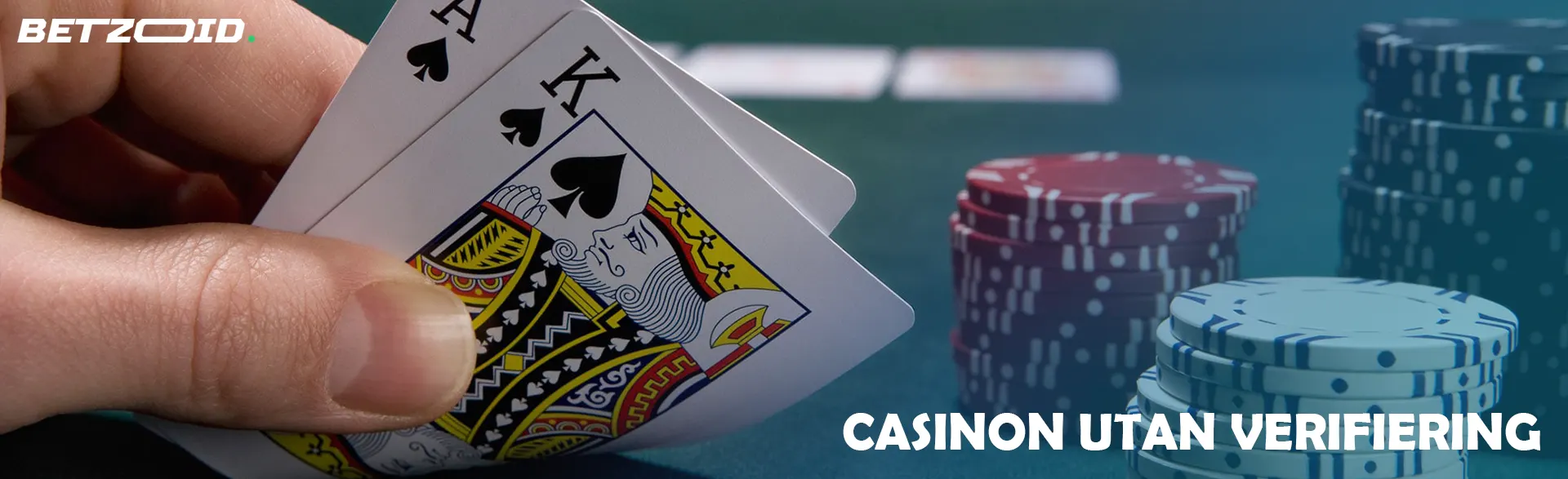 Spelaren håller kort bredvid kasinomarker.