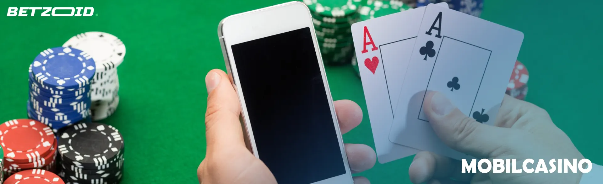 Smartphone och kort i spelarens händer bredvid kasinomarker.