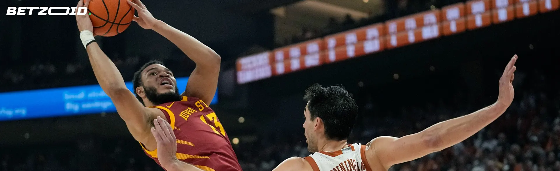 Des basketteurs se disputent le ballon pendant le match.