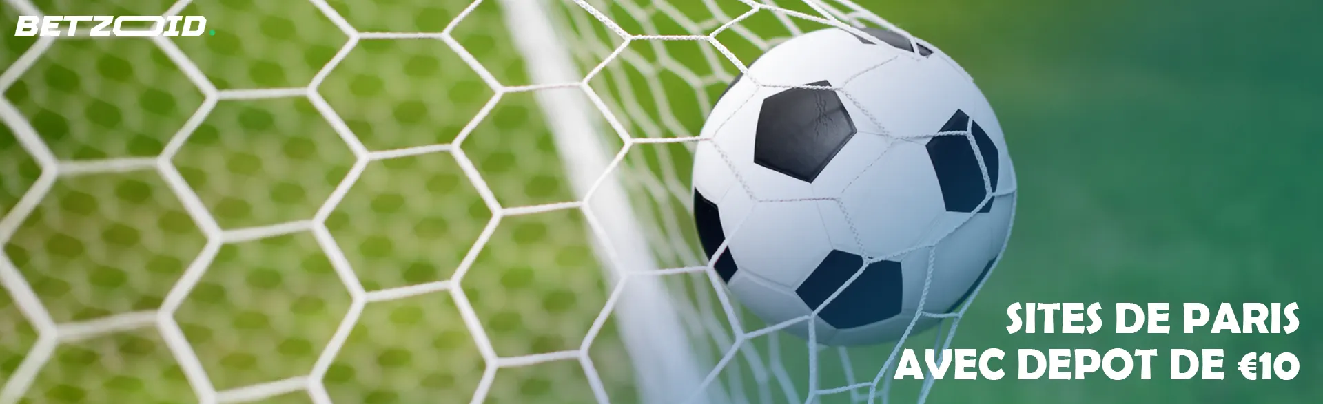 Un ballon de football dans le filet du but.