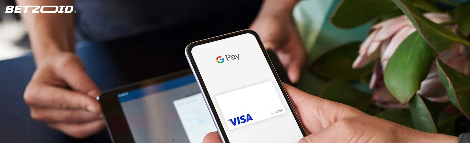 Une personne effectue un paiement via Google Pay.